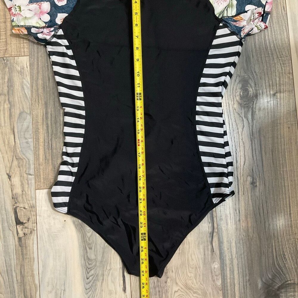 One piece swimsuit women’s size XL, floral, black and white stripes zip closure - Picture 6 of 8